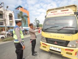 Polres Sergai dan Ormas Kompak Bagikan Bendera Merah Putih di Jalan Raya, Semarakkan HUT ke-80 RI